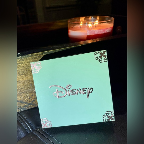 Disney Minnie Mouse Mom Love and Kisses Fine Silver Plated Rhinestone Necklace - Picture 7 of 7